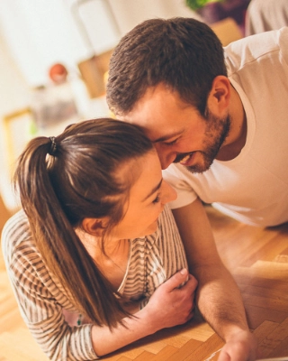 Junges, glueckliches Paar, welches die erste gemeinsame Wohnung bezieht.